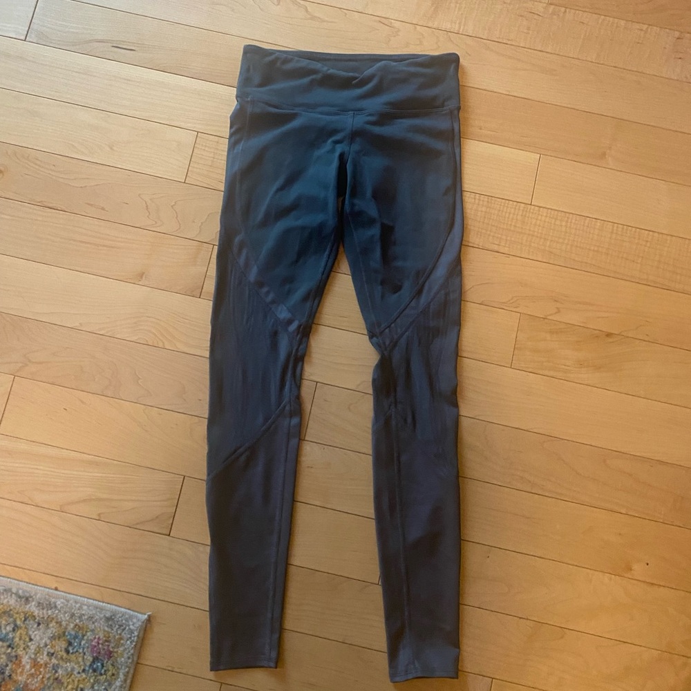 ALO YOGA leggings. Breathable fitted yoga leggings